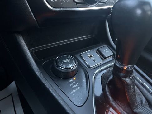 Used 2020 Jeep Cherokee Altitude image 28