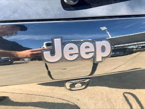 Used 2017 Jeep Cherokee Trailhawk w/ Comfort/Convenience Group AWD/4WD image 30
