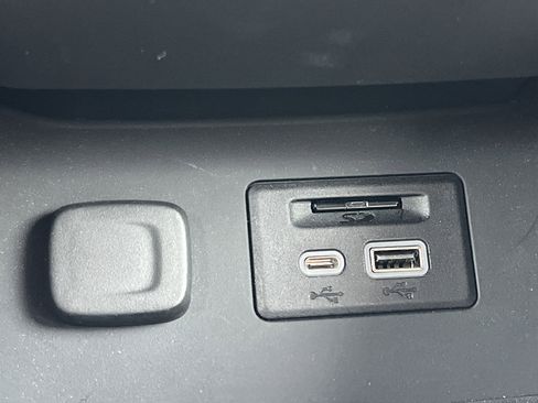 Used 2021 GMC Acadia SLT w/ Premium Package image 7