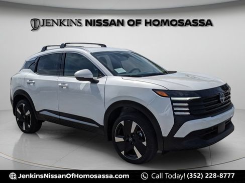 Certified 2025 Nissan Kicks SR FWD image 11