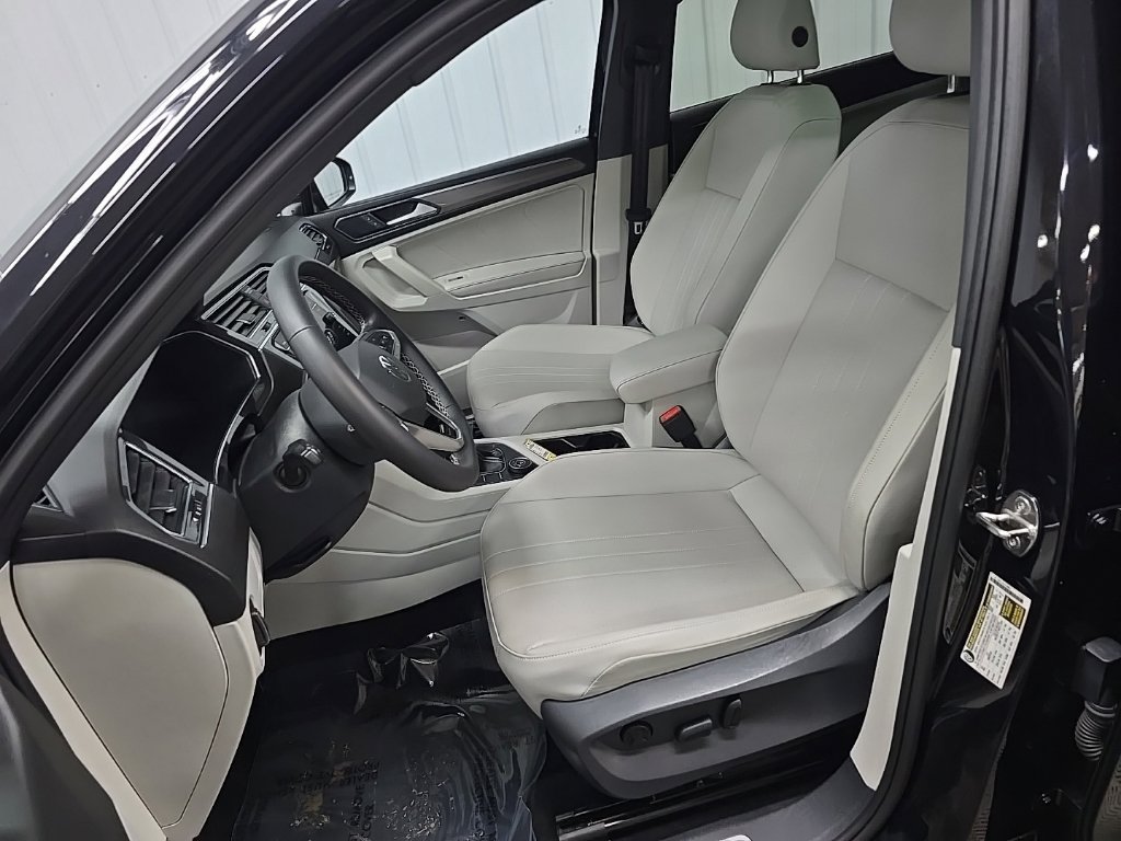 Used 2023 Volkswagen Tiguan SE R-Line AWD/4WD image 30