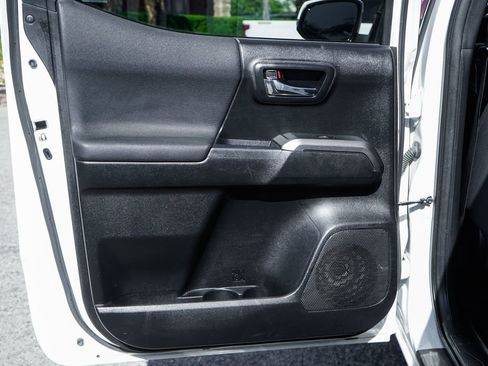 Used 2018 Toyota Tacoma TRD Off-Road w/ Technology Package image 32