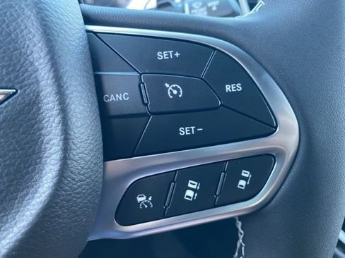 New 2026 Chrysler Pacifica Select image 32