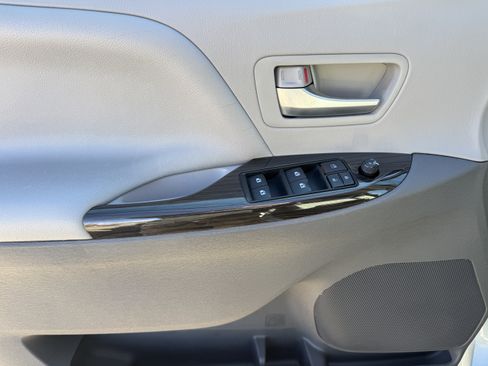 Used 2017 Toyota Sienna XLE image 8