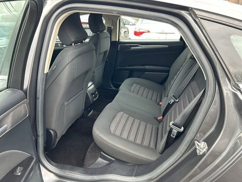 Used 2017 Ford Fusion SE image 10