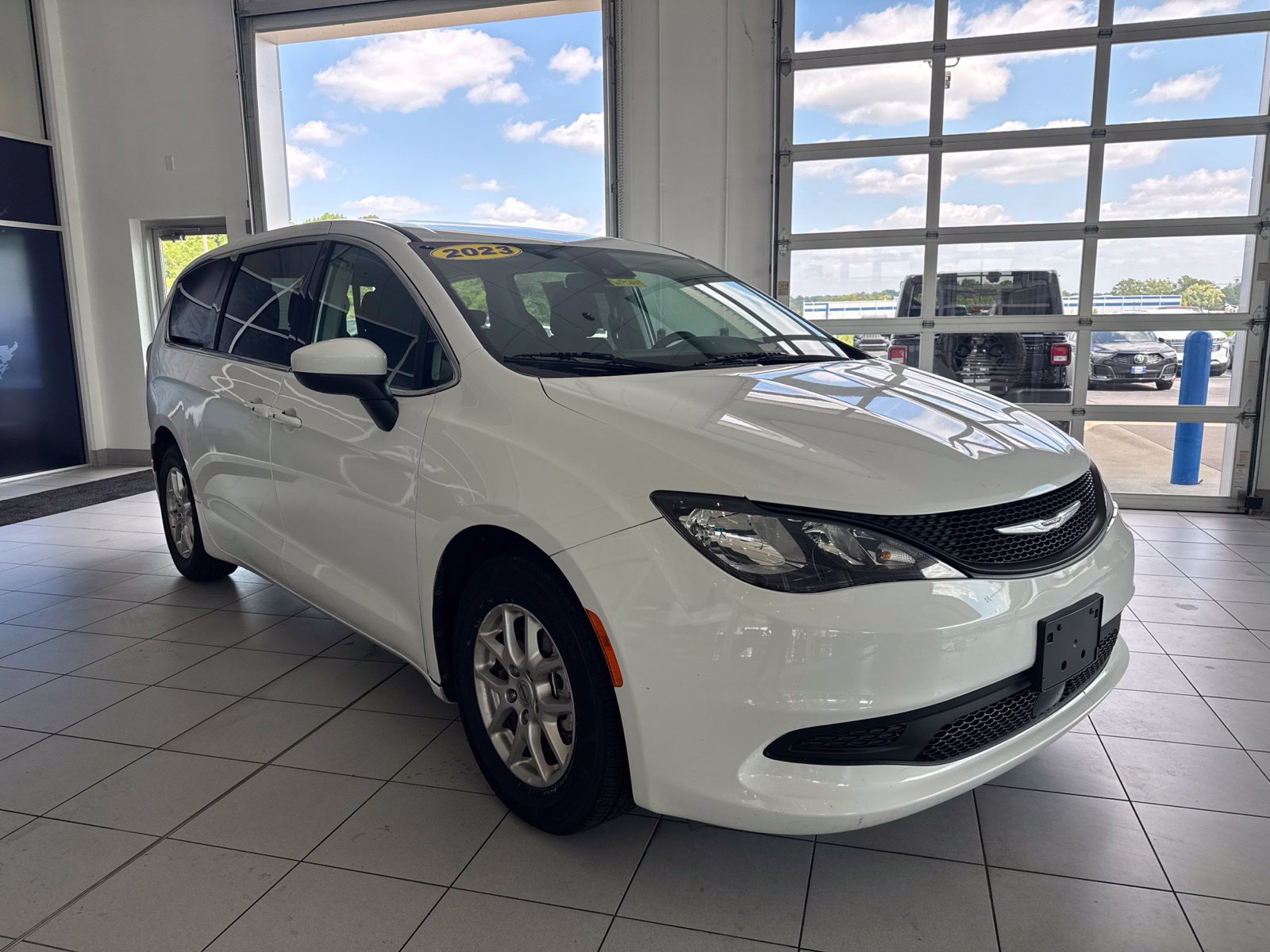 Used 2023 Chrysler Voyager LX FWD image 3