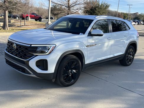 Certified 2025 Volkswagen Atlas Cross Sport SE w/ Panoramic Sunroof Package image 5