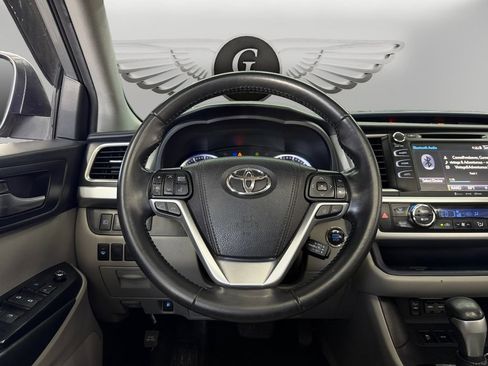 Used 2019 Toyota Highlander XLE FWD image 12