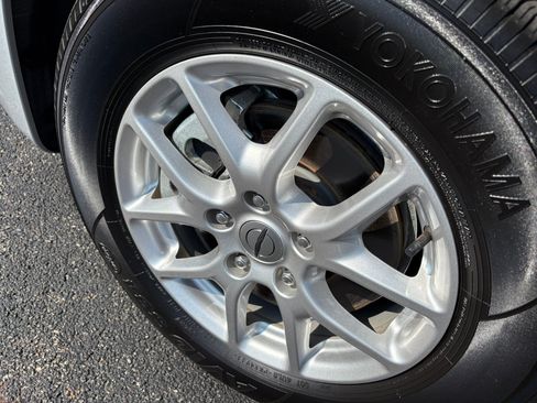 Used 2024 Chrysler Pacifica Touring-L FWD image 9