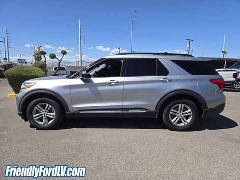 Used 2021 Ford Explorer XLT w/ Equipment Group 202A RWD image 3