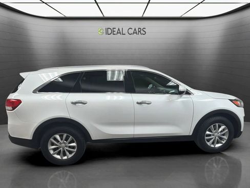 Used 2017 Kia Sorento FWD w/ LX Convenience Package image 4