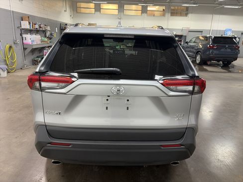 Used 2022 Toyota RAV4 XLE Premium AWD/4WD image 4