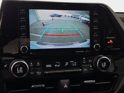 Used 2020 Toyota Highlander XLE AWD/4WD image 24