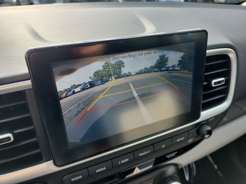 Used 2022 Hyundai Venue SEL FWD image 17