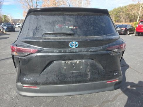 Used 2025 Toyota Sienna LE image 7