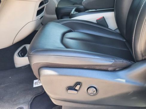 Used 2024 Chrysler Pacifica Touring-L FWD image 23