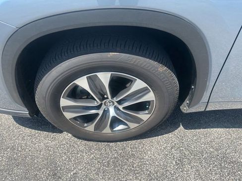 Used 2021 Toyota Highlander XLE FWD image 9