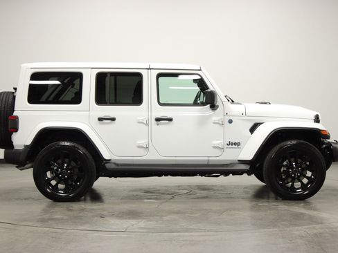 Used 2025 Jeep Wrangler Unlimited Sahara AWD/4WD image 9