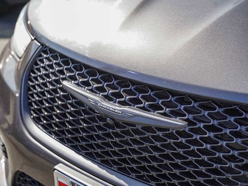 Used 2021 Chrysler Pacifica Touring w/ S Appearance Package image 11