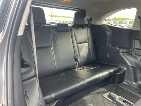 Used 2024 Toyota Highlander XLE AWD/4WD image 31