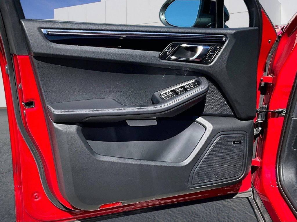 Certified 2026 Porsche Macan AWD/4WD image 19