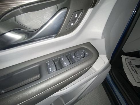 Used 2024 GMC Terrain SLE w/ Driver Convenience Package FWD image 13