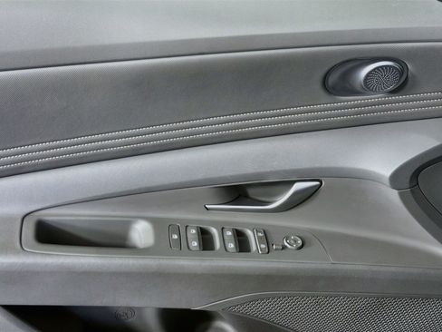 Used 2025 Hyundai Elantra SEL FWD image 15