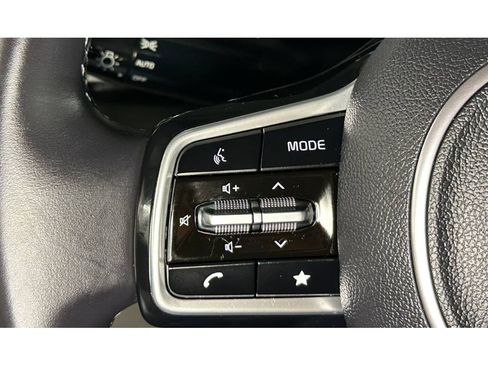 Used 2023 Kia Carnival EX image 26