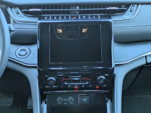 Used 2025 Jeep Grand Cherokee Laredo RWD image 16