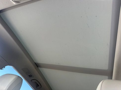 Used 2024 Volkswagen Tiguan SE w/ Panoramic Sunroof Package FWD image 19