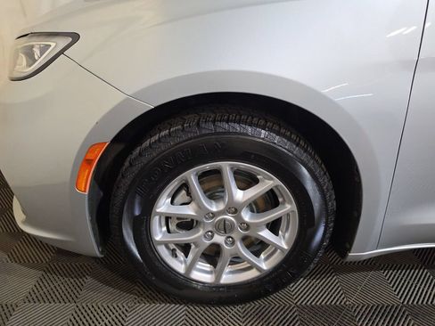 Used 2023 Chrysler Pacifica Touring-L FWD image 18