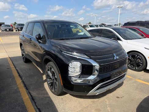 Used 2024 Mitsubishi Outlander SE image 2