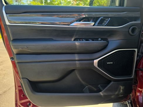 Used 2022 Jeep Wagoneer Series III w/ Flexible Seating Group AWD/4WD image 9