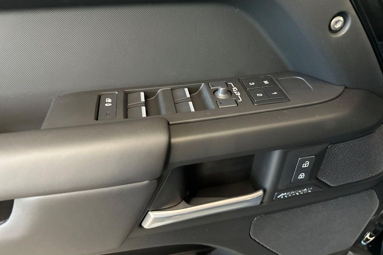 New 2026 Land Rover Defender 110 X-Dynamic SE AWD/4WD image 12
