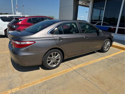 Used 2015 Toyota Camry SE FWD image 4