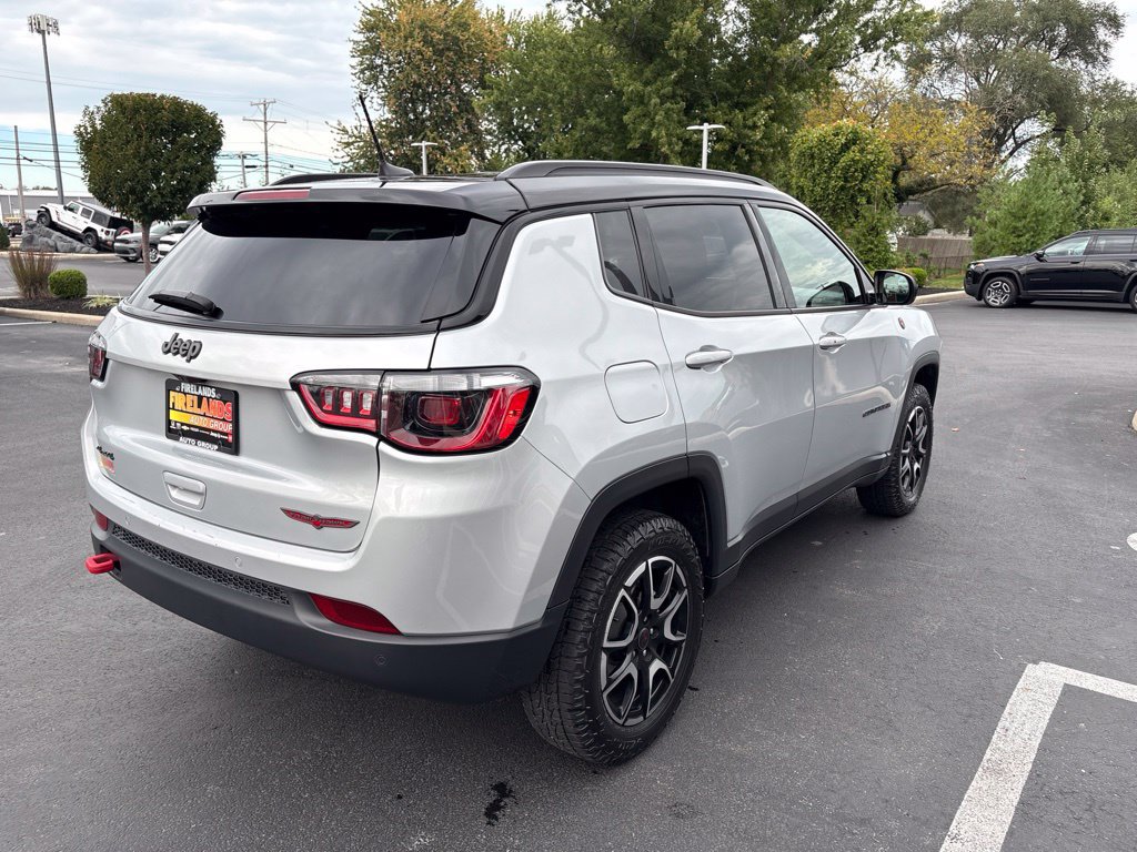 Used 2025 Jeep Compass Trailhawk AWD/4WD image 5