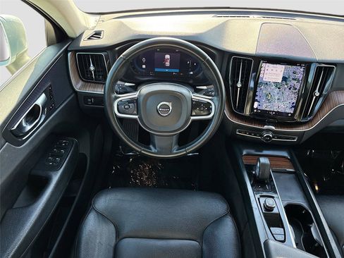 Used 2022 Volvo XC60 B5 Momentum w/ Protection Package Premier FWD image 22