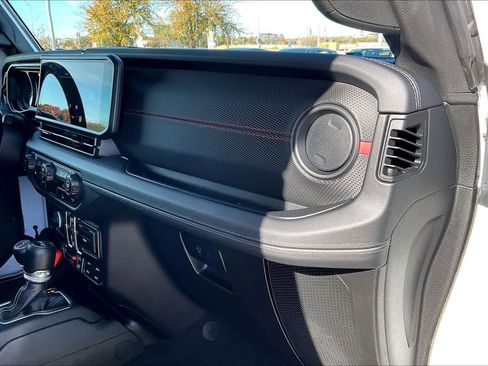 Used 2024 Jeep Wrangler Unlimited Rubicon image 17