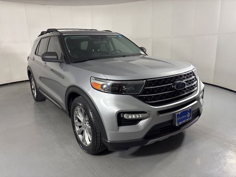 Used 2020 Ford Explorer XLT w/ Equipment Group 202A RWD image 2