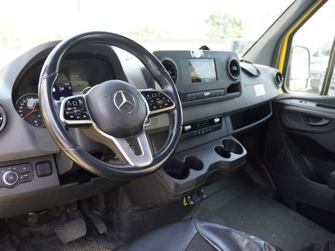Used 2021 Mercedes-Benz Sprinter 2500 image 3