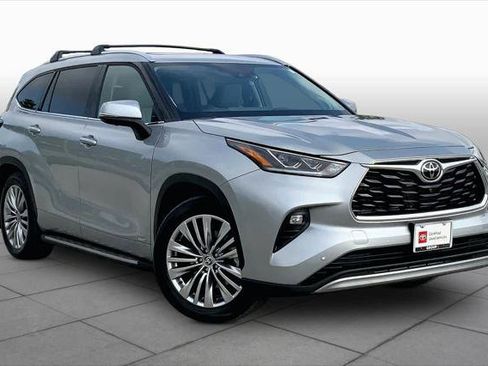Certified 2025 Toyota Highlander Platinum AWD/4WD image 3