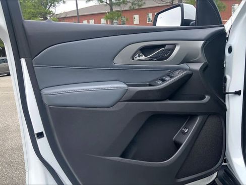 Used 2021 Chevrolet Traverse LT image 22