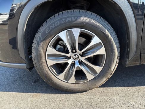 Used 2021 Toyota Highlander XLE image 9