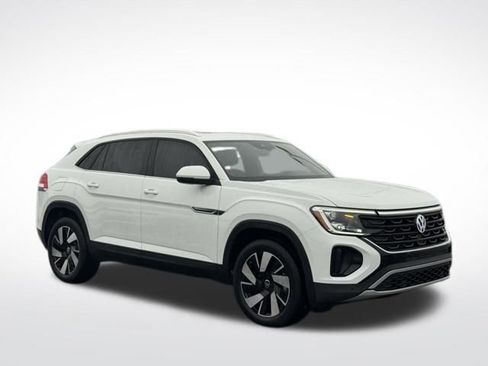 Used 2025 Volkswagen Atlas Cross Sport SE w/ Panoramic Sunroof Package image 2