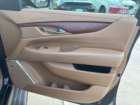 Used 2017 Cadillac Escalade ESV Platinum image 29