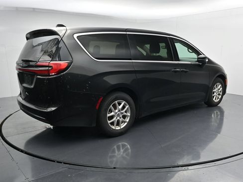 Used 2023 Chrysler Pacifica Touring-L FWD image 8