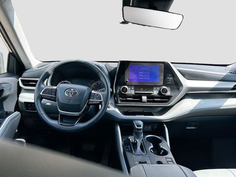 Used 2024 Toyota Highlander XLE FWD image 18