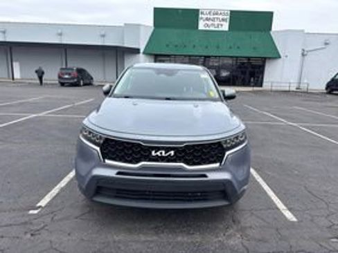 Used 2022 Kia Sorento LX image 2