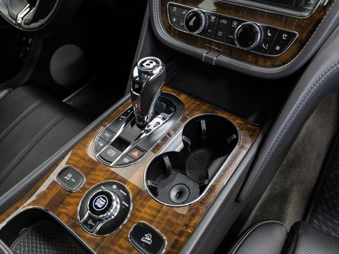 Used 2018 Bentley Bentayga AWD/4WD image 24