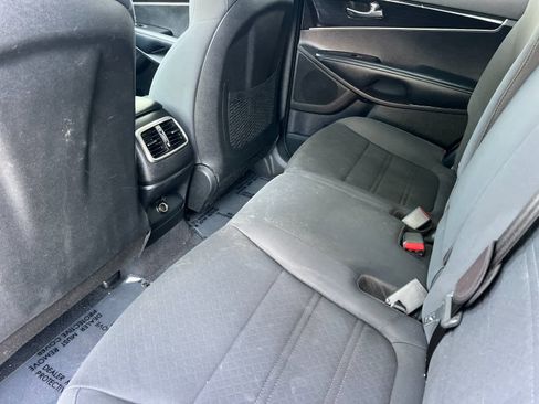 Used 2019 Kia Sorento L image 4